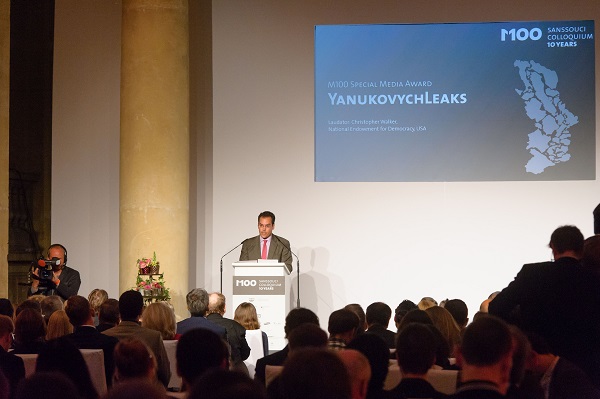 Christopher Walker speaks at the M100 Sanssouci Colloquium.